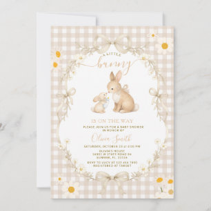 Invitación Dulce fiesta de bebé conejo de gingham neutro de p