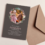 Invitación Dulce floral Personalizado de guirnalda foto fiest<br><div class="desc">Estas adorables invitaciones cuentan con un elegante ilustracion de una corona floral con hermosos colores pastel sobre un delgado fondo de rayas verticales y pueden ser personalizadas con su foto y texto personalizado. Diseño perfecto para fiestas dulces de dieciséis años,  quinceaneras,  fiestas de chica y más!</div>