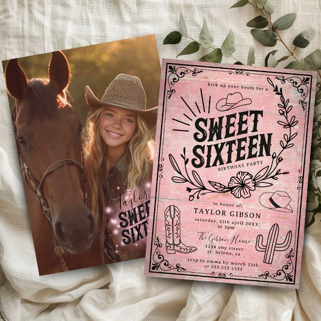 Invitación Dulce Floral Rústica Occidental Rosa Dieciséis Fot (Rustic pink cowgirl sweet sixteen photo invitation with western floral design and cowboy hat.)