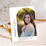 Invitación Dulce foto del Centro Arch Off de 16 Minimalista<br><div class="desc">Esta invitación de cumpleaños incluye tipografía mixta,  tu foto favorita y tu texto personalizado. La parte posterior es un color sólido que puede cambiar o agregar más fotos y texto. Utilice la plantilla para agregar su información.</div>