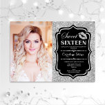 Invitación Dulce fotográfico 16 cumpleaños - Negro plateado<br><div class="desc">Foto Dulce 16 Cumpleaños - Beso Plata Negro. Dulce invitación de fiesta de cumpleaños con tu foto. Incluye fuente de guión,  beso de labios y confeti. Diseño elegante con una falsa plata purpurina. Perfecto para una elegante celebración de glam 16th bday.</div>