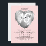 Invitación Dulce globo cardíaco de Relieve metalizado platead<br><div class="desc">Esta invitación a la fiesta de 16 años, alegre, moderna y tierna, es perfecta para el moderno y elegante chica. Cuenta con un Relieve metalizado de plata falso impreso en globo de corazón con un gran "16" encima de un simple fondo rosa rubor. ¡Es un diseño elegante, fresco, bonito y...</div>