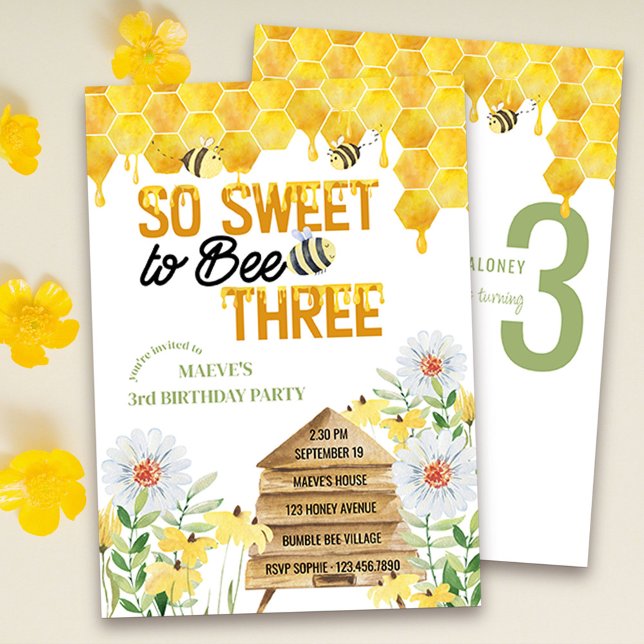 Invitación Dulce para ser tres colmena y panza de miel tercer (So sweet to bee three - bee themed 3rd birthday invitation with honeycomb and beehive.)
