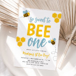 Invitación Dulce para ser un primer cumpleaños<br><div class="desc">Invite a los invitados a celebrar el primer cumpleaños de su hijo con estas adorables invitaciones de 1º cumpleaños con temática de abejas. Las invitaciones incluyen la frase "Tan dulce para ser uno" en letras azules y amarillas de la mano rodeadas de ilustraciones de abejas voladoras y peines de miel....</div>