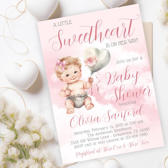 Invitación Dulce Pequeño Cumpleaños de Baby Shower (Adorable little sweetheart baby shower invitation with cute baby girl with heart balloon and clouds.)