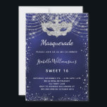 Invitación Dulce purpurina de plata azul marino Masquerade 16<br><div class="desc">Para una elegante Mascarada, dulce 16, 16 cumpleaños. De fondo azul marino a la moda, el azul es irregular. Decorado con un polvo falso purpurina plateado y una máscara de mascarada. Personalice y agregue un nombre, edad y detalles del fiesta. El nombre se escribe con un guión de estilo con...</div>