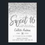 Invitación Dulce Purpurina Glitzy White Silver disperso 16<br><div class="desc">Este diseño de invitación único y bonito Sweet 16 presenta tipografía de pinceles manuscritos glamorosos y brillantes personalizados de plata y purpurina disperso en un efecto de gradiente oscuro sobre un fondo blanco. En la parte posterior se muestra una gran moda, purpurina número 16. Este elegante, elegante y artístico diseño...</div>