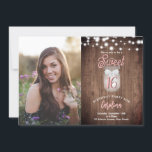 Invitación Dulce Rústico 16 Mason Jar Lights Cumpleaños<br><div class="desc">Este diseño presenta un frasco de albañil con un arco y luces de cuerda sobre un fondo rústico de madera y espacio para una foto. Haga clic en el botón personalizar para obtener más flexibilidad al modificar el texto o mover los gráficos. Las variaciones de este diseño y los productos...</div>