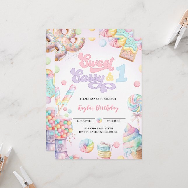 Invitación Dulce Sassy y un Pastel de Vándalos (Anverso/Reverso In Situ)