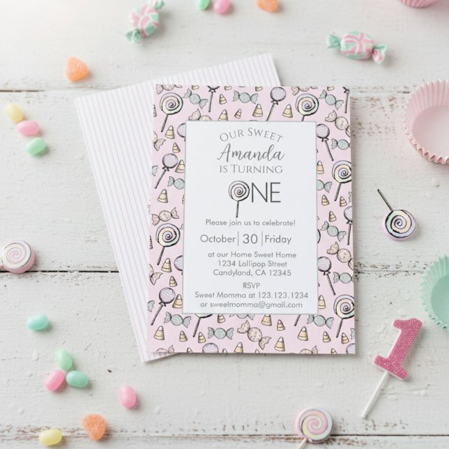 Invitación Dulce tema de un dulce dulce (Cute Pink 1st Birthday Invitation Card for Baby Girl. Sweet One Candy Theme with Colorful Lollipop)