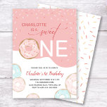 Invitación Dulce un donut Chica de escarcha rosa primer cumpl<br><div class="desc">Esta encantadora invitación para una fiesta de cumpleaños está diseñada para un fiesta de primer cumpleaños de un chica. El texto moderno dice "(Nombre) es un dulce" acentuado con una espoleta rosada y espolvorea.</div>