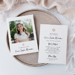 Invitación Dulce y simple | Foto Bat Mitzvah<br><div class="desc">Esta sencilla y elegante invitación judía en blanco y negro Bat Mitzvah presenta una tipografía de escritura de estilo vintage y una falsa estrella de oro de David. Añade su foto al frente. Un elegante y clásico aspecto minimalista que sigue siendo único y de moda.</div>