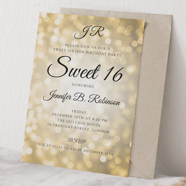 Invitación Dulces 16 Cumpleaños Luces Brillantes Monograma Do (Monogram Gold Glitter Lights Sweet 16 Birthday Invitation)