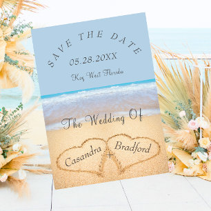 Invitación Dusty Blue Beach Wedding 2 corazones en la arena