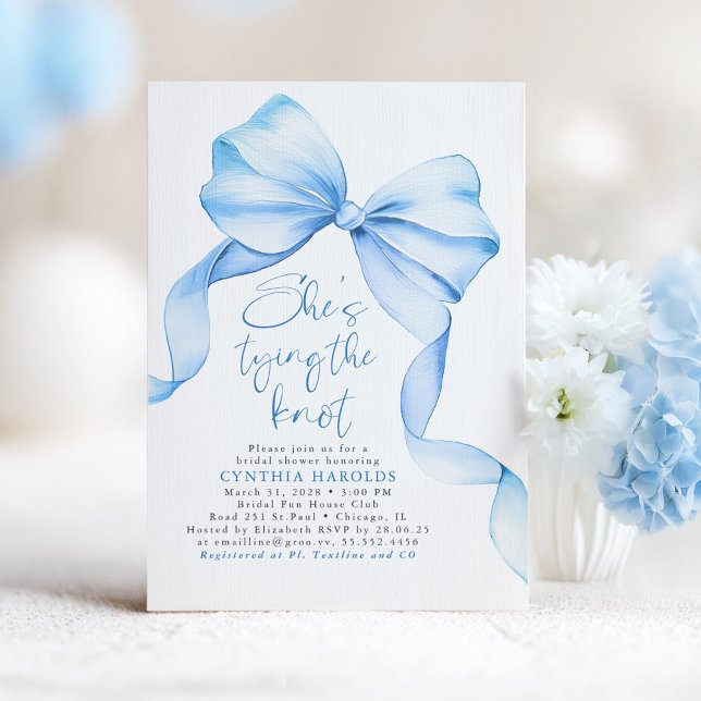 Invitación Dusty Blue Bow está atando la ducha nupcial (Blue Bow Bridal Shower Invitation She's Tying The Knot)
