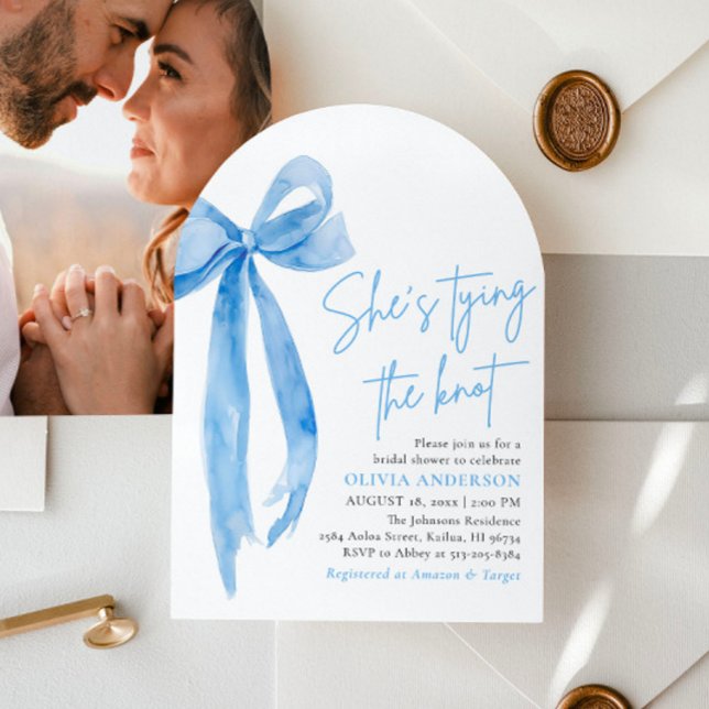 Invitación Dusty Blue Bow está atando la ducha nupcial (Modern Watercolor Dusty Blue Bow She's Tying the Knot Bridal Shower Invitation )