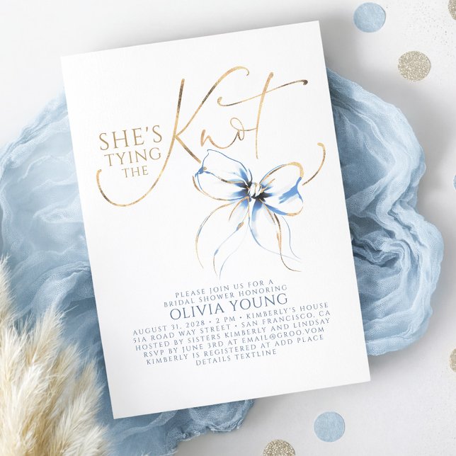 Invitación Dusty Blue Bow She's Tying The Knot Bridal Shower (Dusty Blue Bow Bridal Shower Invitation Romantic Elegant Calligraphy with French Vintage Ribbon)