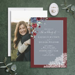 Invitación Dusty Blue Burgundy Floral Lace Wood Photo Boda<br><div class="desc">¡Estamos tan contentos con esta invitación a una foto boda de moda, azul polvoriento y rústico! No fue fácil venir con un diseño azul polvoriento rústico que sentimos que cumplíamos con nuestras exigencias estéticas, pero luego lo hicimos, ¡y ahora estamos enamorados! Este magnífico y elegante diseño con escritura con letras...</div>