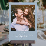 Invitación Dusty Blue Elegant Script Photo Table Number<br><div class="desc">Estos elegantes y polvorientos números de tabla de fotos de doble cara con la firma azul son perfectos para todas las celebraciones. Diseñado por Thisisnotme©</div>
