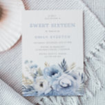 Invitación Dusty Blue Floral Sweet 16 Dieciséis Fiestas<br><div class="desc">Dusty Blue Floral Sweet 16 Dieciséis Invitaciones Para Fiestas Hermosas Flores Azul y Blanco. Idóneo para todas las temporadas. Ver artículos coincidentes en Niche y almacén anidado</div>