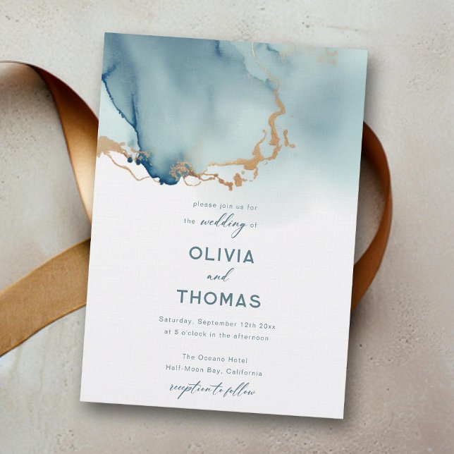 Invitación Dusty Blue Gold Moderno Romántico Boda de Playa Ve (dusty blue gold beach wedding invitation modern elegant bohemian romantic simple classy calligraphy)