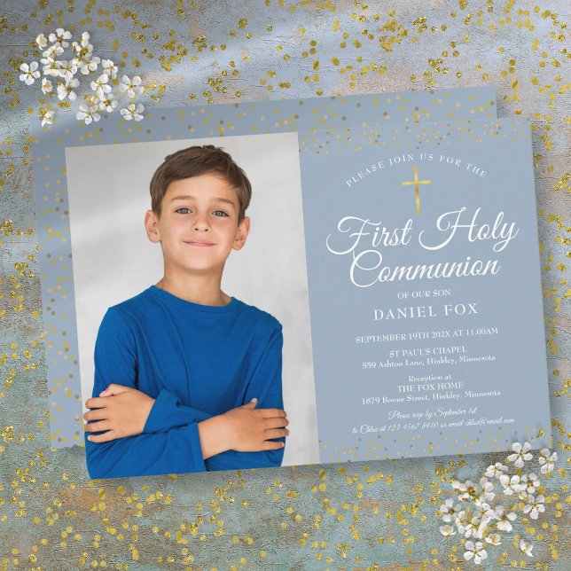 Invitación Dusty Blue Oro Polvo Primera Comunión Foto (Dusty Blue Gold Dust First Holy Communion Photo Invitation)