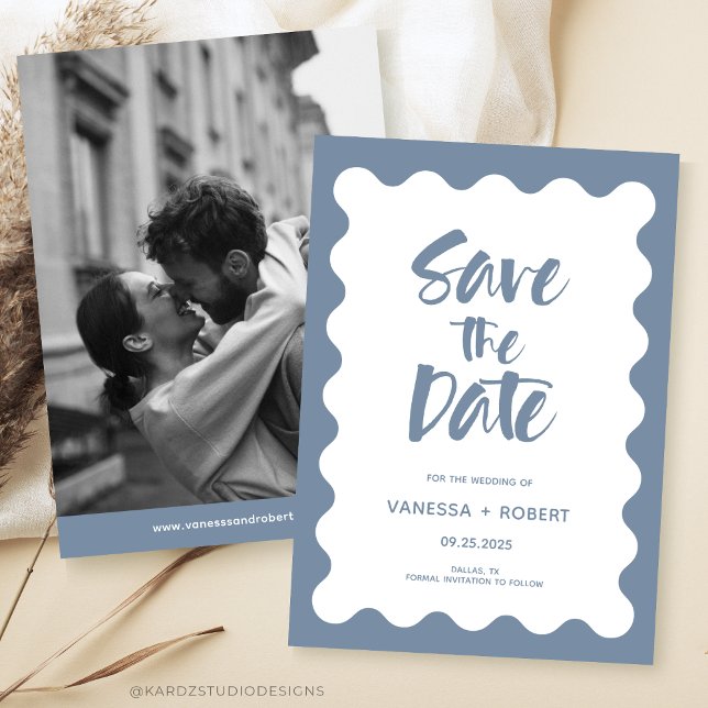 Invitación Dusty Blue Photo Script Guardar la fecha (Modern Wedding Save The Date, in dusty blue + white, black + white photo and scrips with wavy frame.)