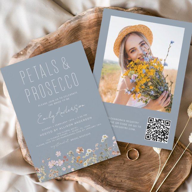 Invitación Dusty Blue QR Code Wildflower Petales & Prosecco (Subido por el creador)