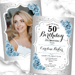 Invitación Dusty Blue Silver Photo Elegant 50 cumpleaños<br><div class="desc">Elegante invitación de 50 años floral femenina con tu foto al fondo de la tarjeta. Diseño de vidrio con plata falsa. Presenta rosas polvorientos azules, fuente de guiones y confeti. Perfecto para un elegante fiesta de celebración de cumpleaños. Personaliza con tus propios detalles. ¡Se puede personalizar para cualquier edad! Invitaciones...</div>
