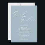 Invitación Dusty Blue Sweet Dieciséis Modas Sencillas 16º cum<br><div class="desc">Invitaciones bonito y simplista de 16 años con el título "Sweet Sixteen" texto en letra de escritura blanca sobre un fondo azul claro y ventilado. En el reverso aparece un patrón de la palabra "dieciséis" en el guión de coordinación. El patrón de lado inverso, así como el color de fondo,...</div>