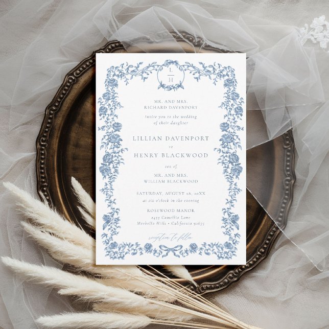 Invitación Dusty Blue Toile Chinoiserie Floral Formal Boda (dusty blue wedding invitation vintage garden french toile elegant formal duogram wreath floral roses)