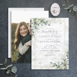 Invitación Dusty Boda de fotografía de oro de la vegetación b<br><div class="desc">Crea la invitación perfecta a la boda con este diseño moderno y polvoriento de color azul eucalipto botánico y falso dorado, color de agua, con un falso fondo de mármol de Carrera, tipografía con escritura a mano y un falso polvo de oro. En la parte posterior de la invitación aparece...</div>
