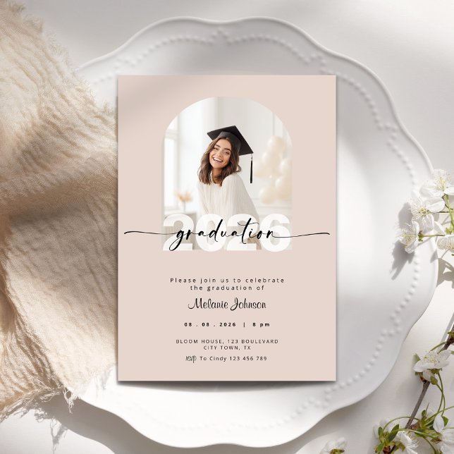 Invitación Dusty Pink Graduation Invitation with Photo - 2026 (Dusty pink graduation invitation with photo.)