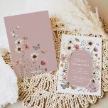 Invitación Dusty Pink Wildflower Fairy Birthday Garden Fiesta<br><div class="desc">Inspirado por la querida personaje de cuento de hadas "Thumbelina", un dulce pequeño hada ocupa el centro del escenario en esta invitación. Con sus alas delgadas y su pequeño marco, captura la esencia de la inocencia y la maravilla que define la infancia. La exquisita exhibición floral de flores silvestres de...</div>