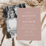 Invitación Dusty Rosa Boda de fotografía de elegancia moderna<br><div class="desc">Invitación minimalista y moderna a la boda con los detalles de su boda en letras blancas con acentos caligráficos con un fondo polvoriento de rosa o color de su elección. La parte trasera de la invitación de boda de moda muestra tu foto de compromiso vertical. Diseñado para coordinar con nuestra...</div>