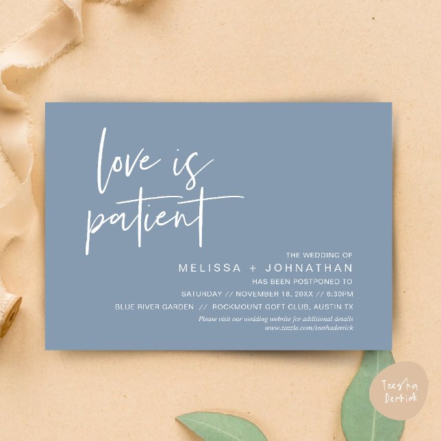 Invitación El amor es paciente, cambia la fecha de nuestro bo (Minimalist, Love is patient, Romantic Wedding Change the new date card PDF in Dusty Blue)