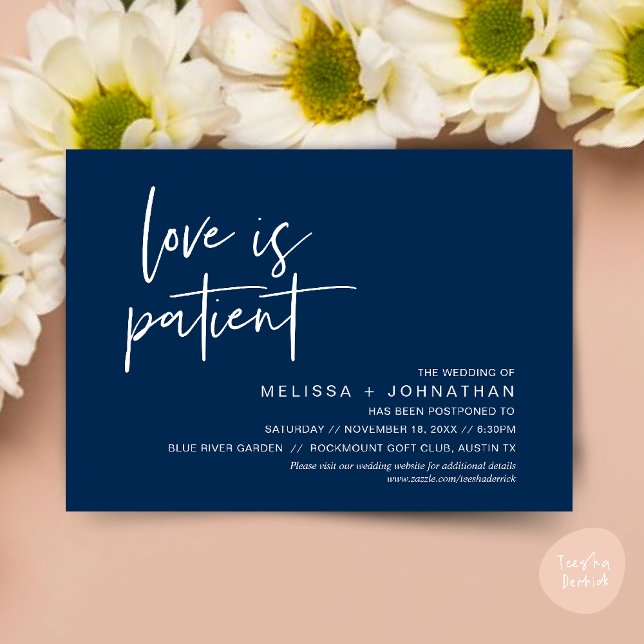 Invitación El amor es paciente, cambia la fecha de nuestro bo (Minimalist, Love is patient, Romantic Wedding Change the new date card PDF in navy Blue)