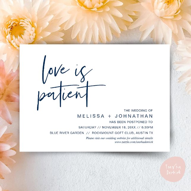Invitación El amor es paciente, cambia la fecha de nuestro bo (Minimalist, Love is patient, Romantic Wedding Change the new date card PDF in navy Blue)