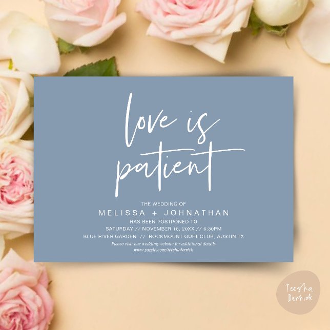 Invitación El amor es paciente, cambia nuestra nueva fecha Bo (Minimalist, Love is patient, Romantic Wedding Change the new date card PDF in Dusty Blue)