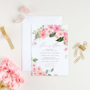 Invitación El amor es una flor de flores rosadas de sakura en