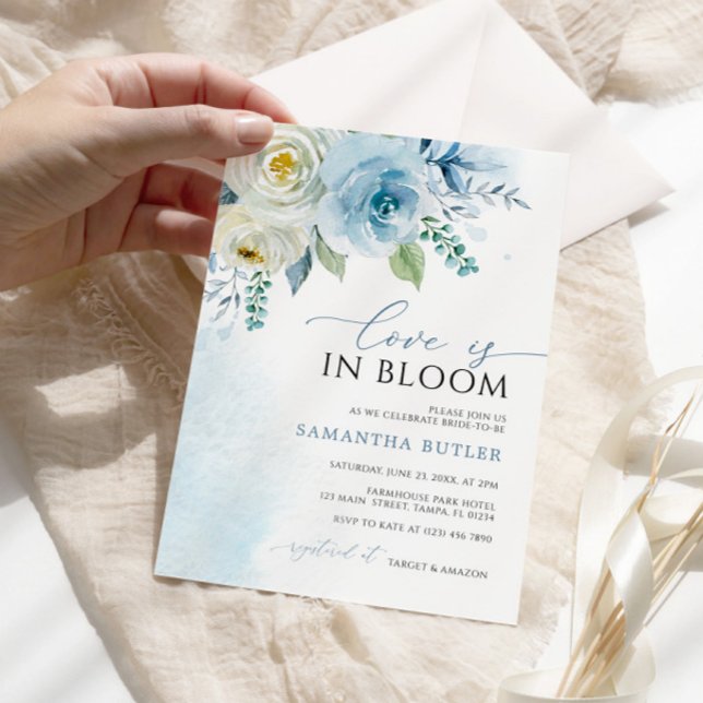 Invitación El amor está en la ducha de novias con flores azul (Subido por el creador)