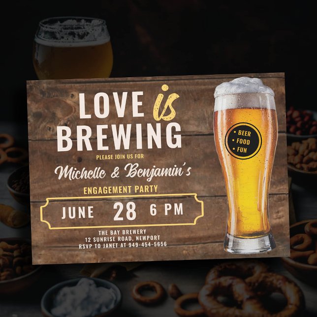 Invitación El amor está fraguando el compromiso de la pareja  (love is brewing beer engagement party invitation brewery party rustic wood board)
