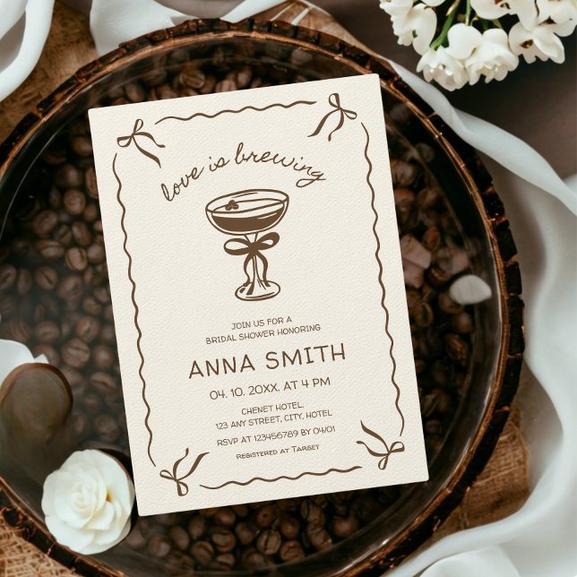 Invitación El amor está preparando café Espresso ducha de nov (Love is Brewing Hand Illustrated Coffee Espresso Martini Bow Bridal Shower Invitation)