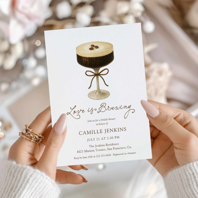 Invitación El amor está preparando ducha martinita de novias (Love is Brewing Coffee Martini Bridal Shower Invite)