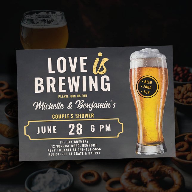 Invitación El amor está preparando el grito de ducha de leche (love is brewing beer couples shower invitation brewery party rustic chalk board)
