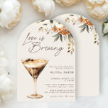 Invitación El amor está preparando la ducha de novia Espresso<br><div class="desc">Para las novias que saborean los mejores placeres de la vida, esta elegante invitación a la ducha de novia es la manera perfecta de compartir la alegría de lo que se está preparando, tanto en el amor como en el perfecto espresso martini. El ilustracion pintado a mano de un rico...</div>