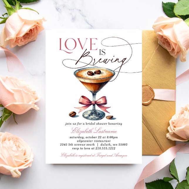 Invitación El amor está preparando la ducha de novia Espresso (Love is Brewing Espresso Martini Bridal Shower Invitation)