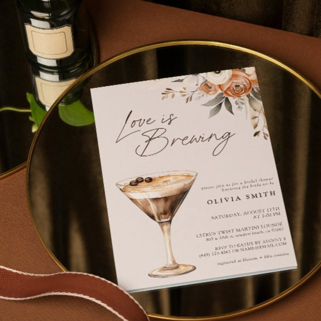 Invitación El amor está preparando la ducha de novia Espresso (Easily personalize this warm espresso martini bridal shower invitation for  a special celebration)