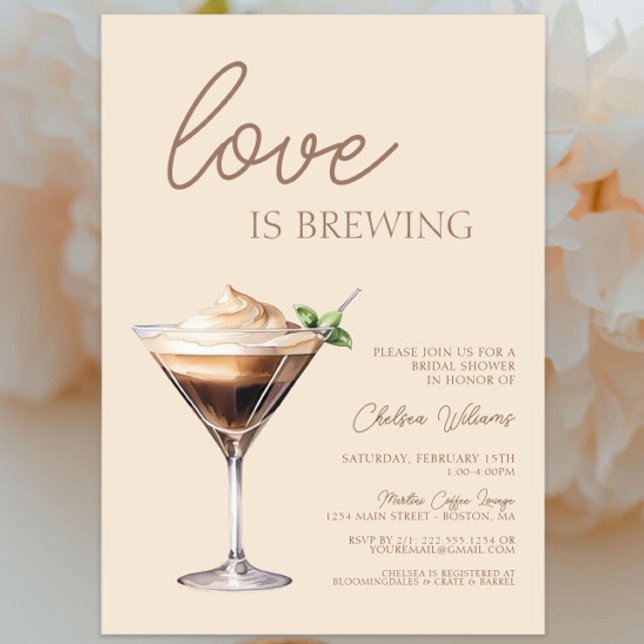 Invitación El amor está preparando la ducha de novia Espresso (Love is brewing Espresso Martini Bridal Shower Invitation, Bridal Brunch, Cream, Modern Chic Trendy)