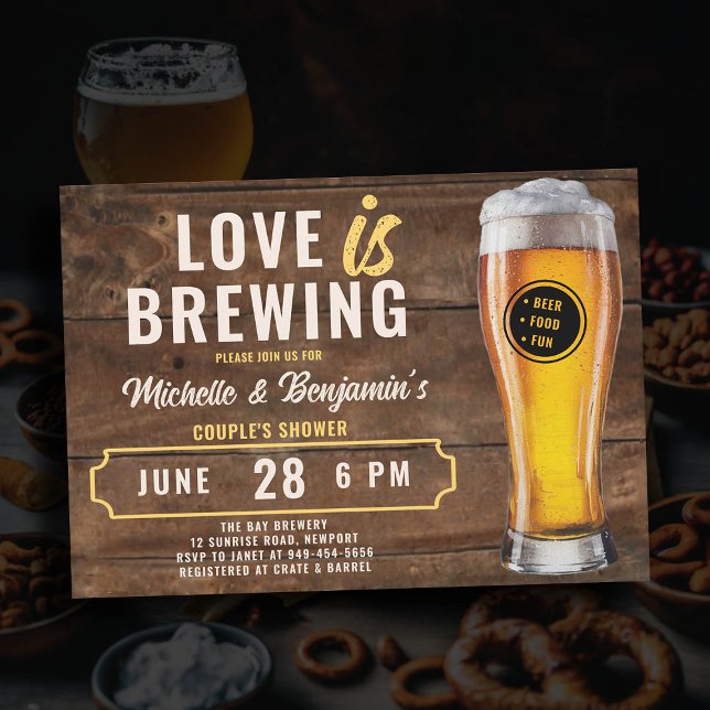 Invitación El amor está produciendo madera de ducha de leche  (love is brewing beer couples shower invitation brewery party rustic wood)